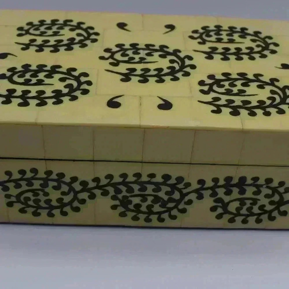 ANTIQUE RARE INDIAN WOODEN BOX WITH COLOR BLACK DETAILS BOX COLOR TAN  - Picture 3 of 5